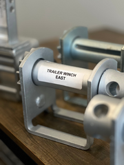 ZINC-COATED STANDARD TRAILER WINCH – COMPATIBLE WITH EAST SLIDING TRACKS