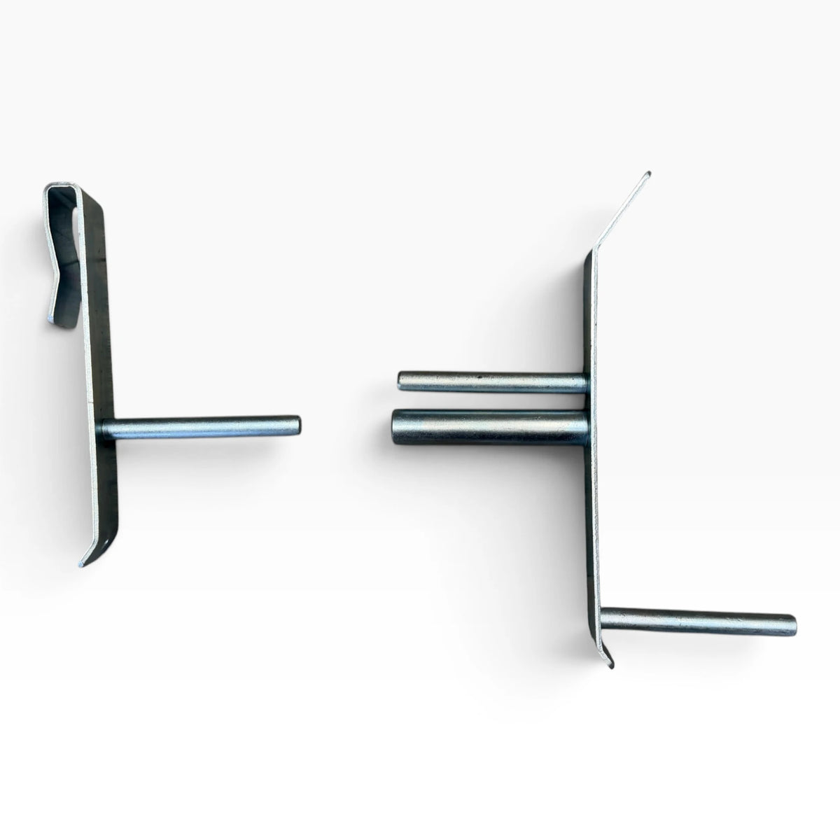 Both parts of the clip-on winch strap winder side by side, the hooked plate on the left and the roller plate with its rods on the right