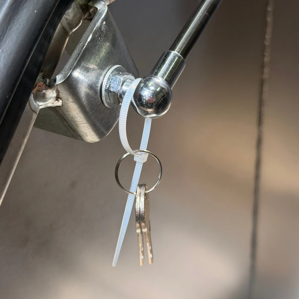 Two keys supplied with the saddle tool box, on a ring at the gas strut