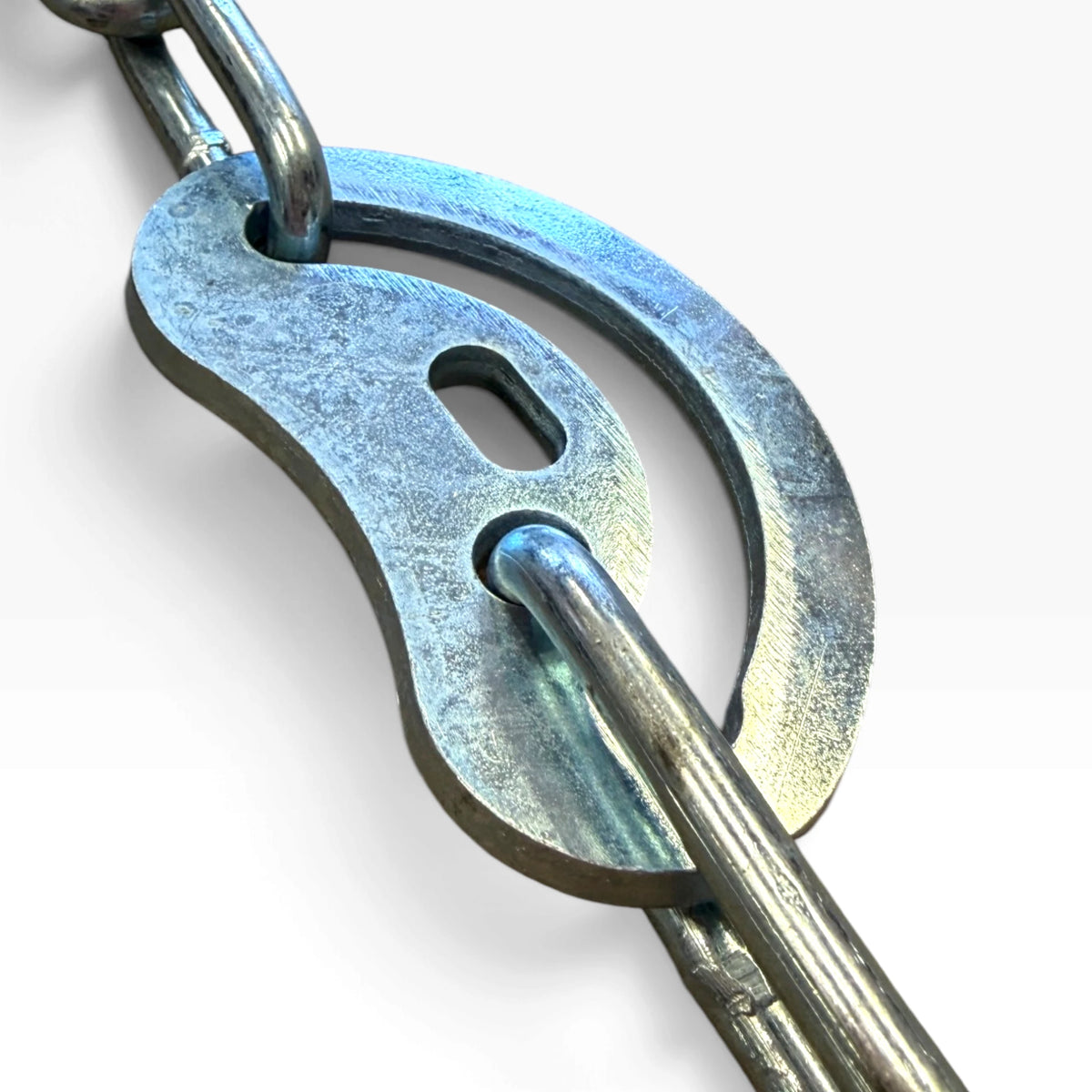 Close-up of a cam lock on the tire chain's side chain